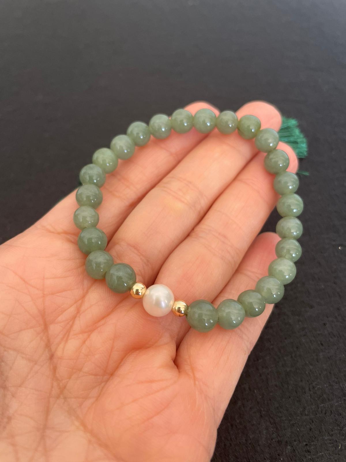 Jade bracelet 8mm beads & Pearl center accent
